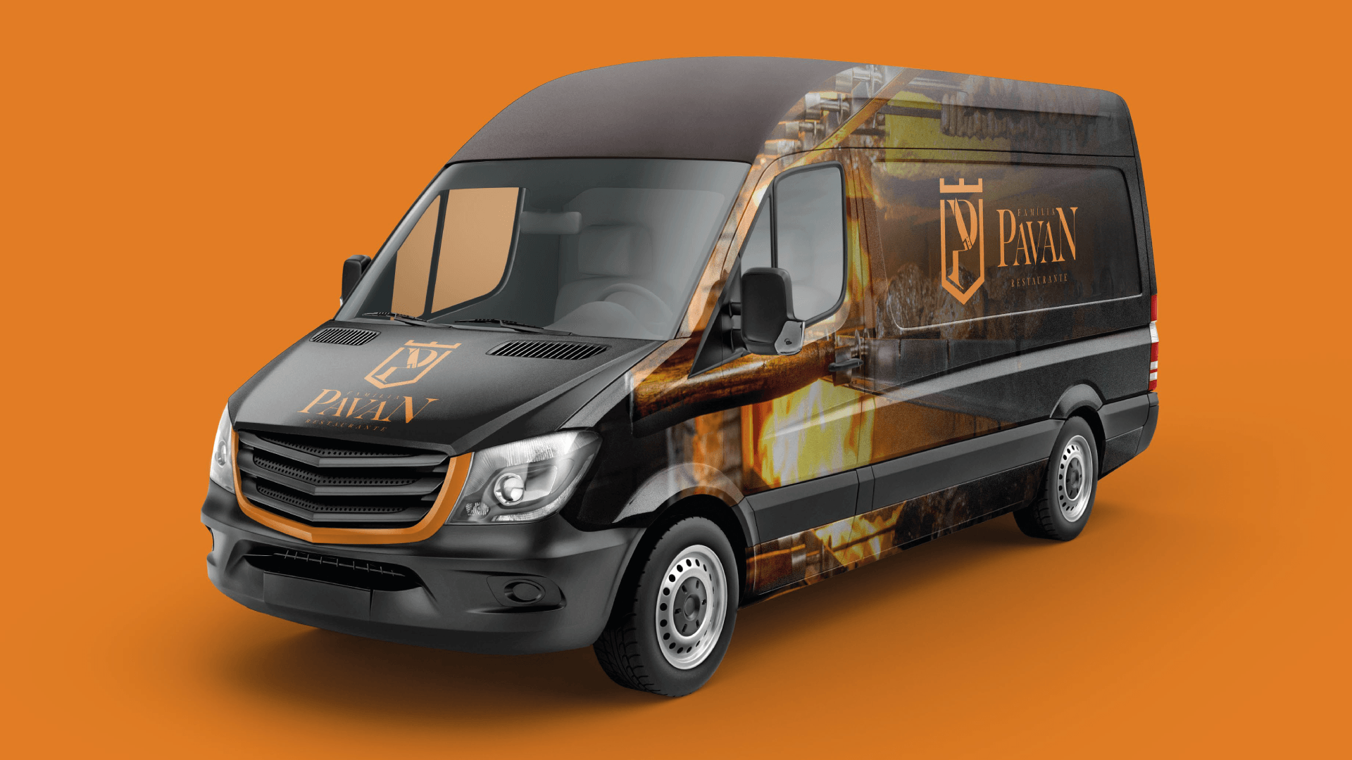 Van preta com logotipo laranja sobre fundo laranja. A van tem o logotipo da empresa,