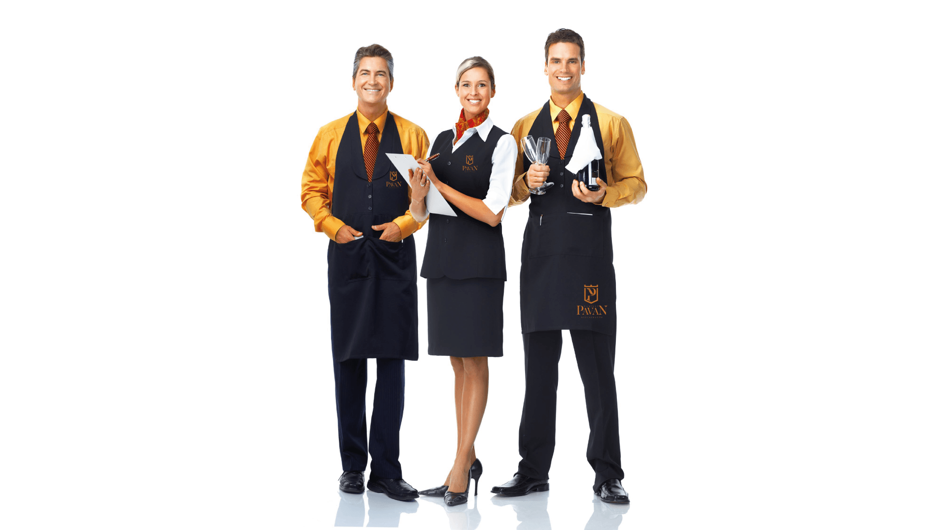 Três funcionários de restaurante uniformizados: uma mulher de colete com um tablet e dois homens, cada um com avental e taças de vinho.