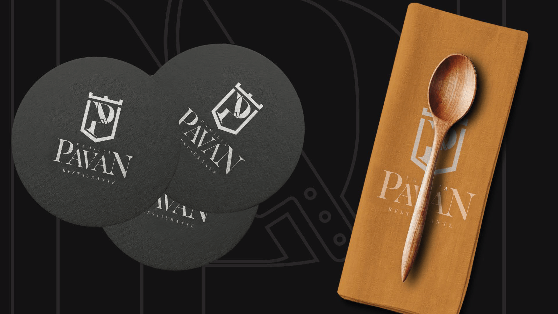 Porta-copos pretos e um guardanapo com o logotipo