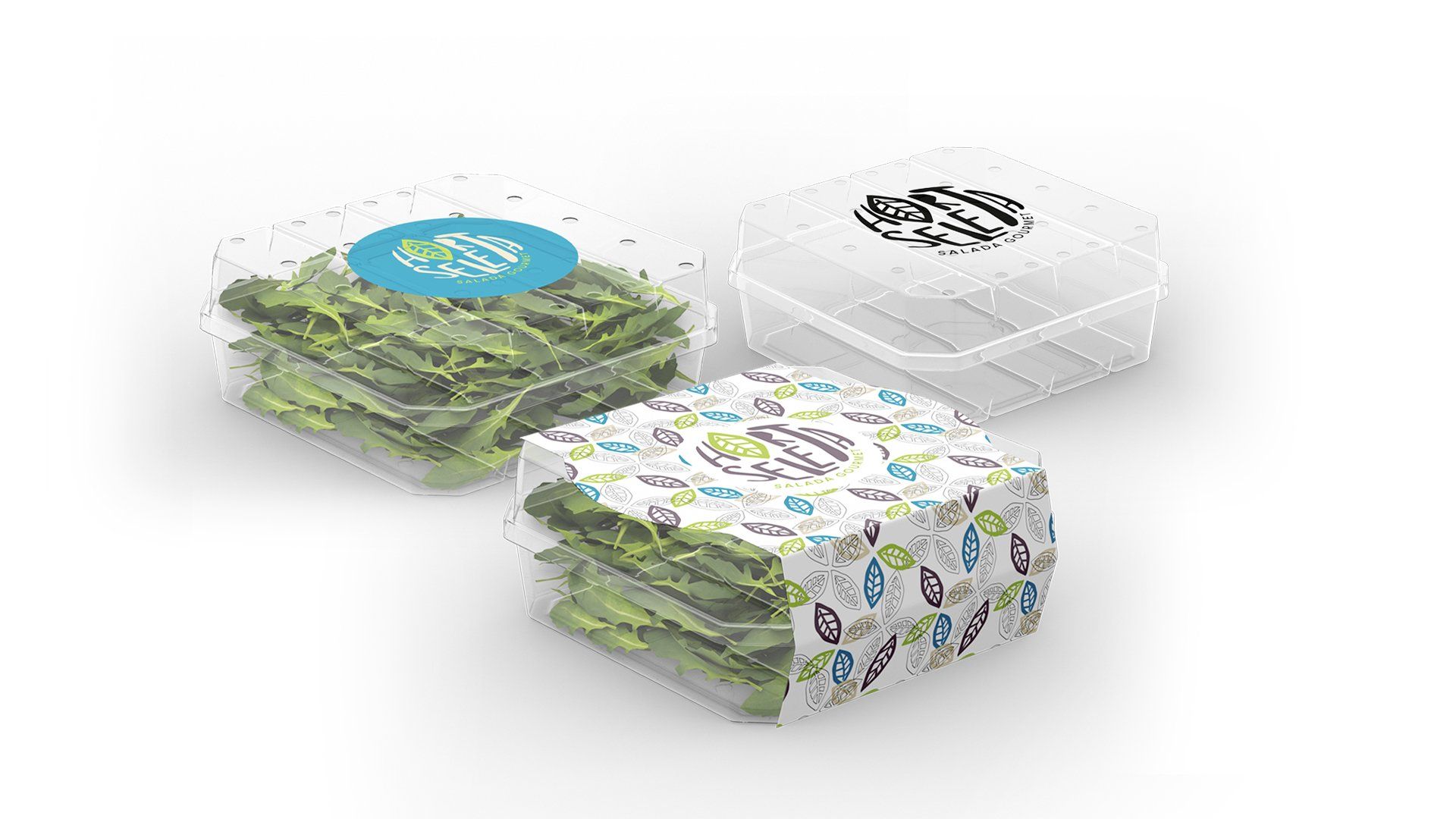 Três recipientes quadrados, dois contendo produtos com folhas verdes, um com embalagem estampada e os outros transparentes com etiquetas.
