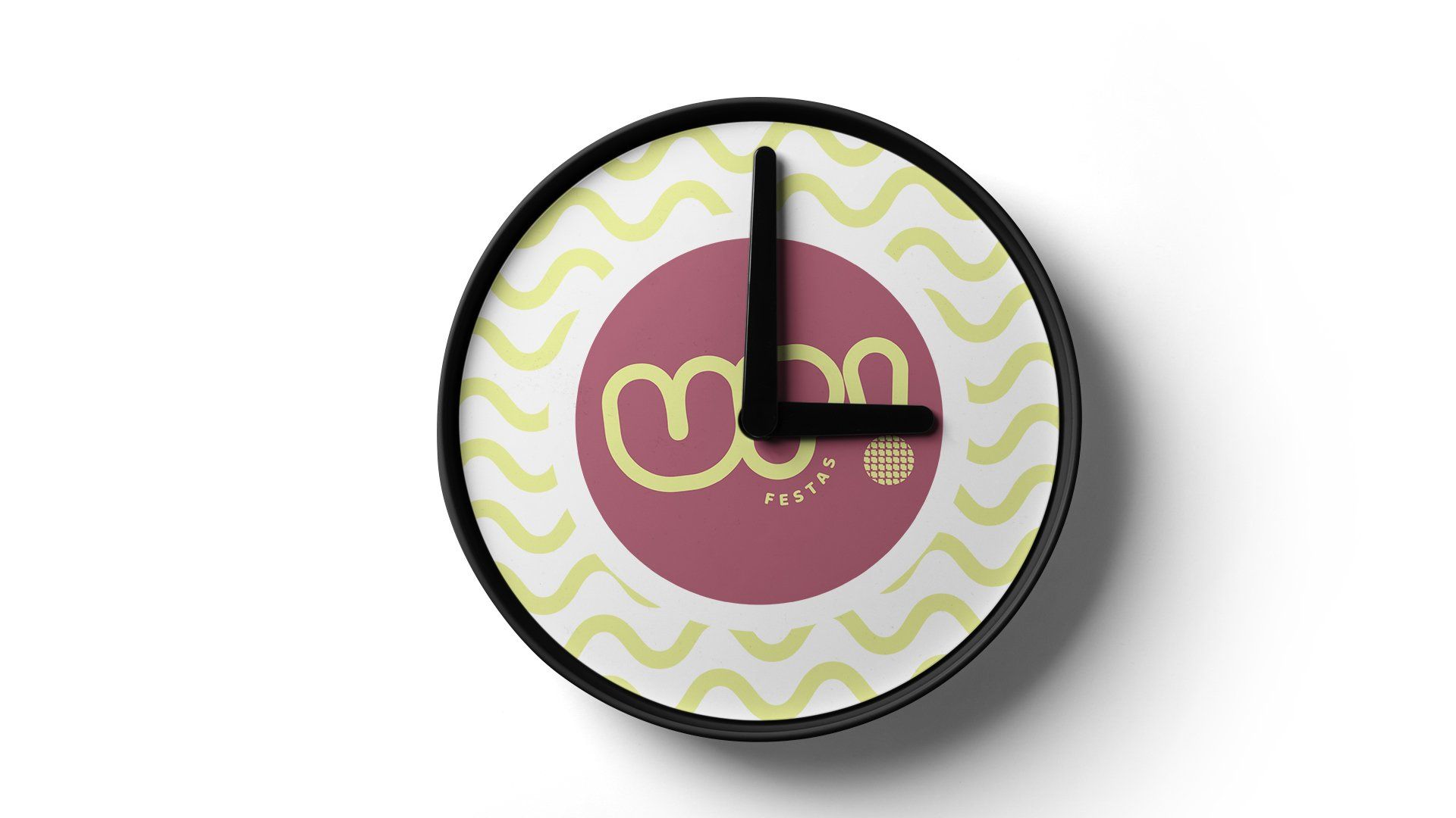 Um relógio com um círculo rosa com a letra m nele