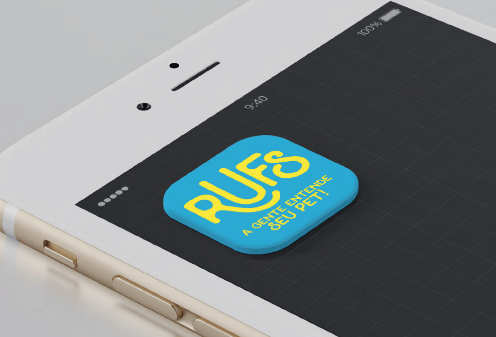 Smartphone com o ícone do aplicativo RUFs, com um quadrado turquesa e texto amarelo. O slogan do aplicativo diz