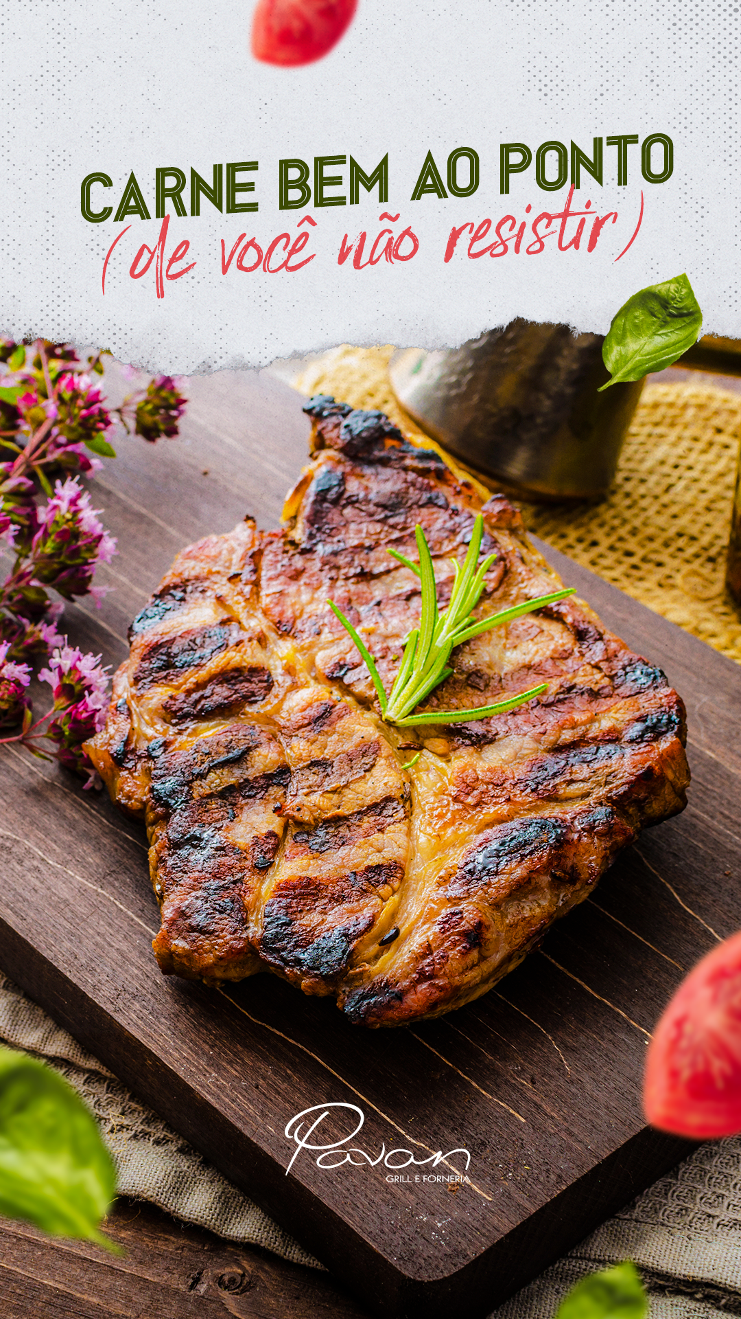 Um bife está em cima de uma tábua de corte de madeira.