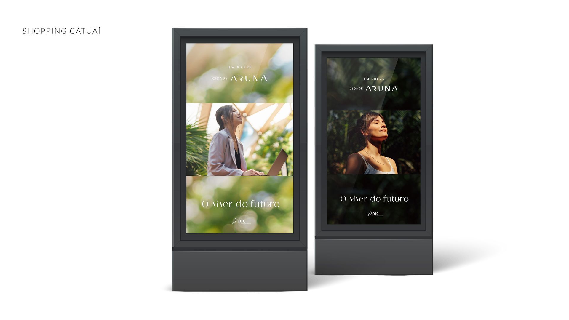 Dois displays de publicidade digital; um com uma mulher usando um laptop em uma estufa; o outro com uma mulher sob a luz do sol.