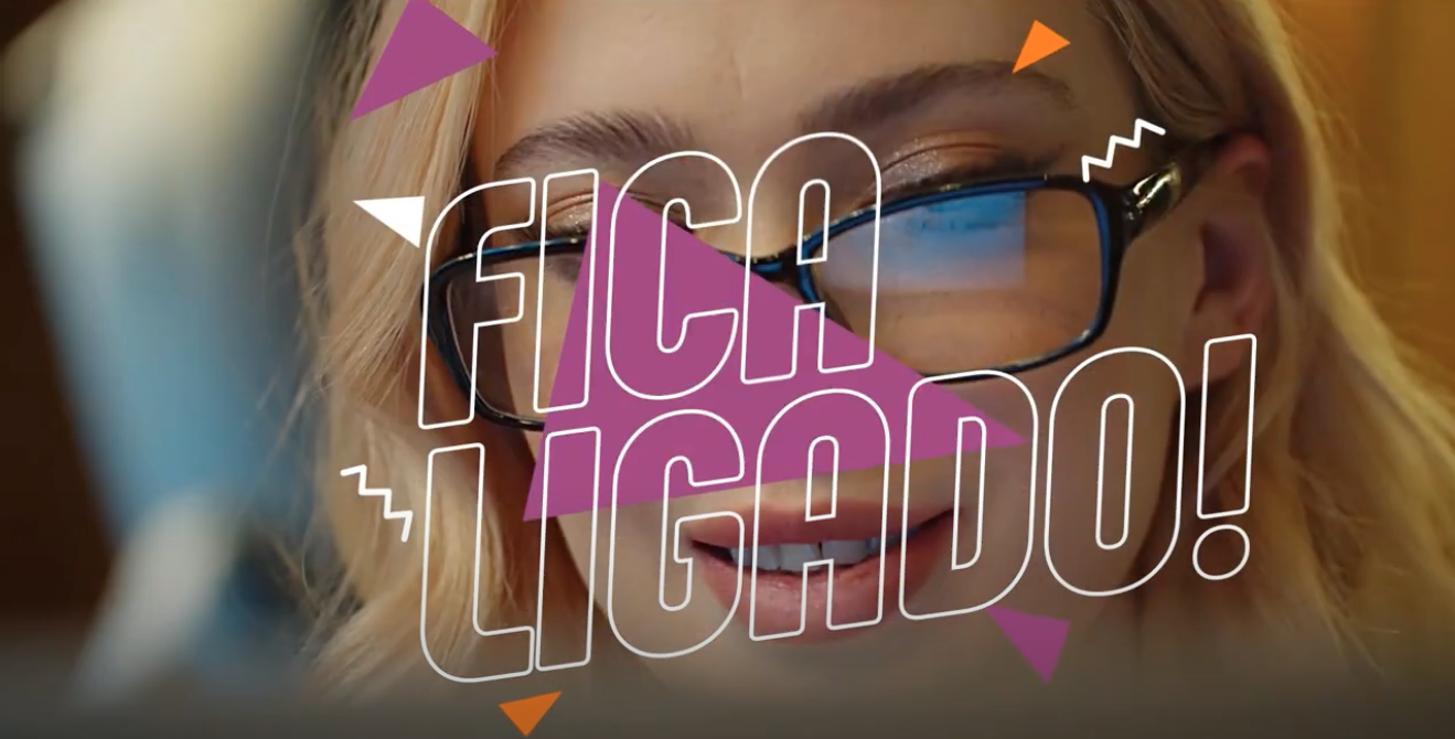 Mulher loira de óculos com o texto