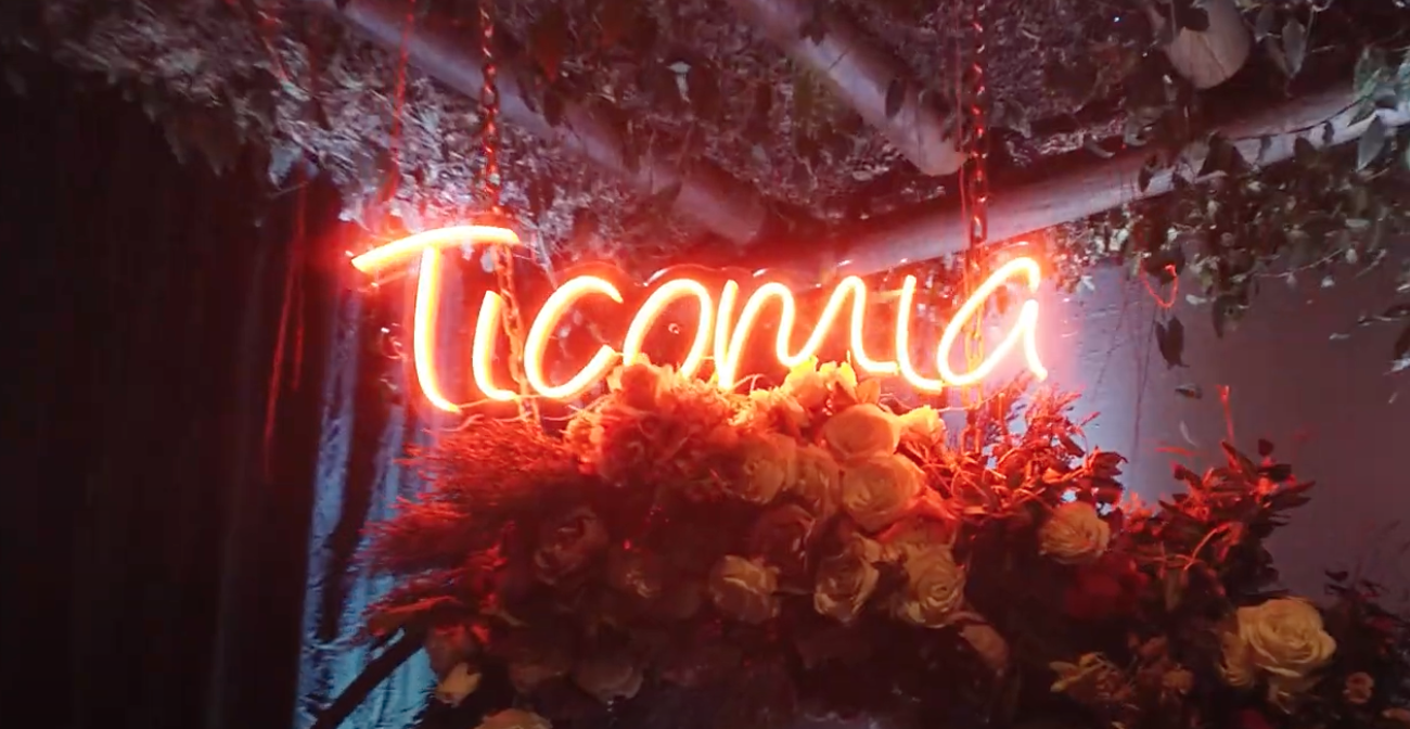 Letreiro de neon com os dizeres