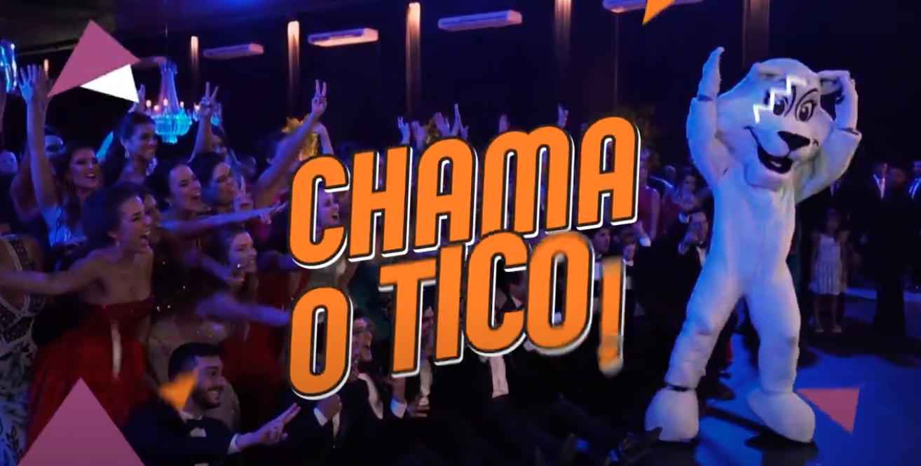 Uma animada cena de festa com a frase