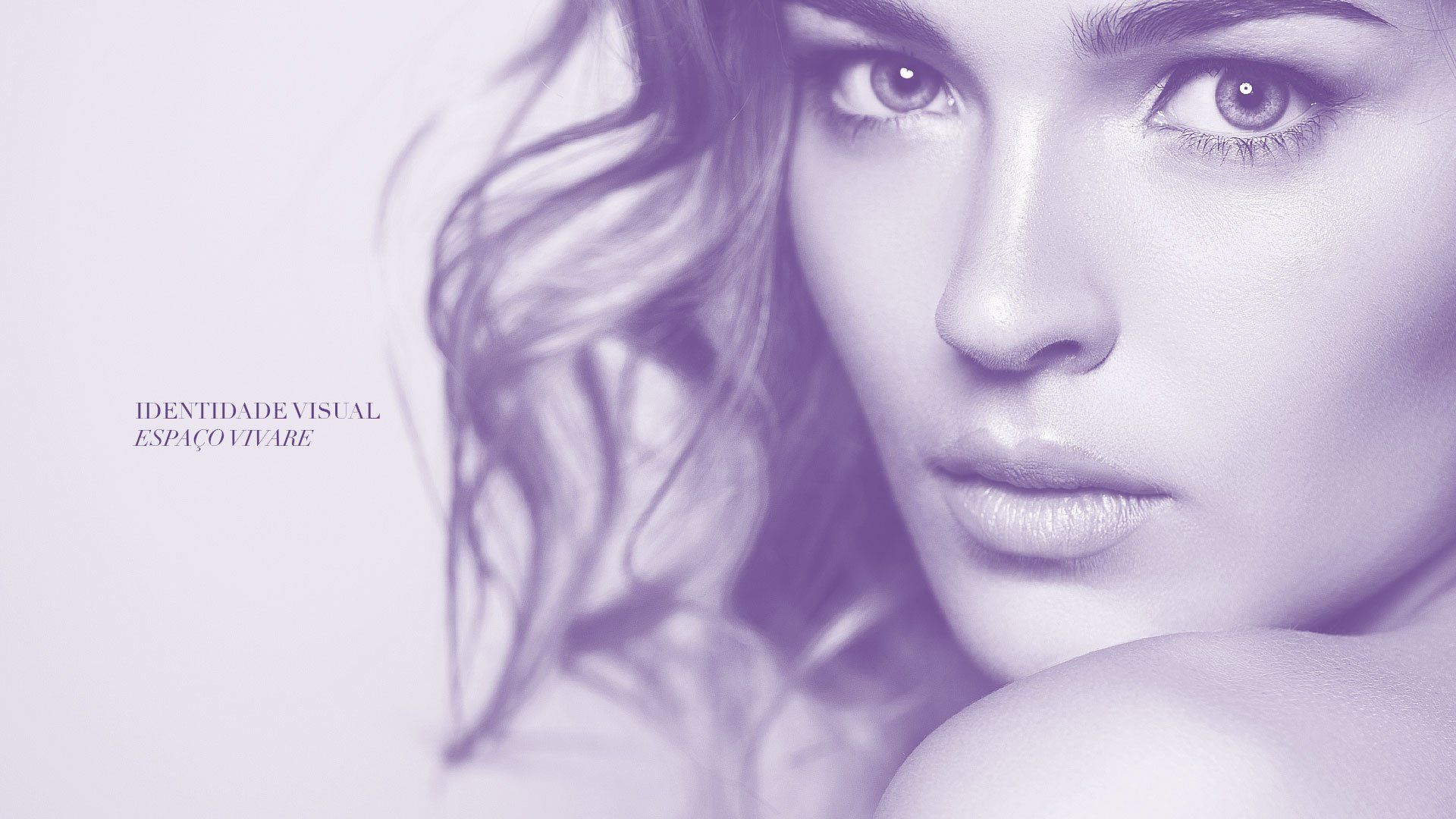 Um close do rosto de uma mulher com um fundo roxo.