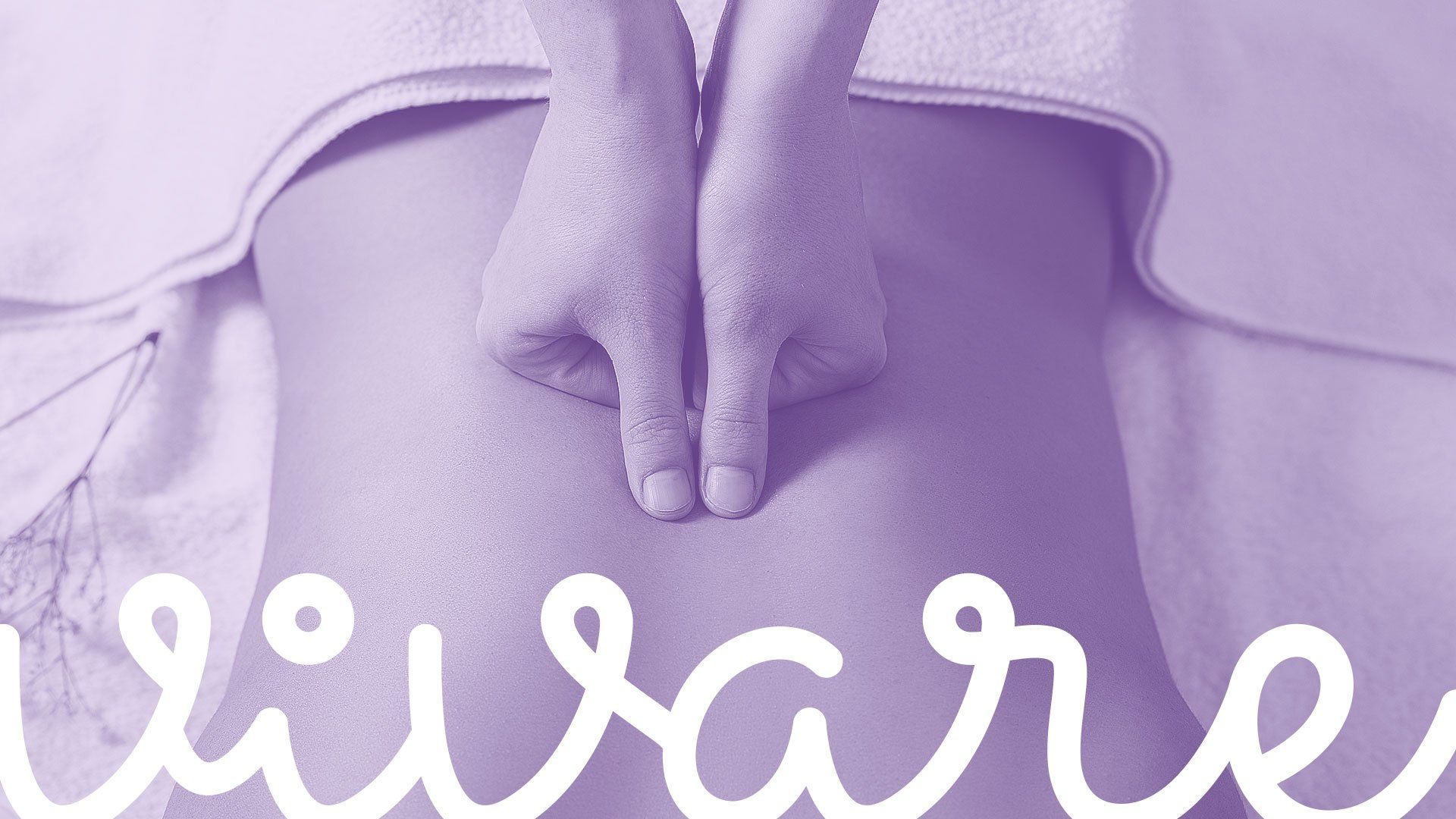 A mão de uma pessoa apontando para o estômago em um fundo roxo.