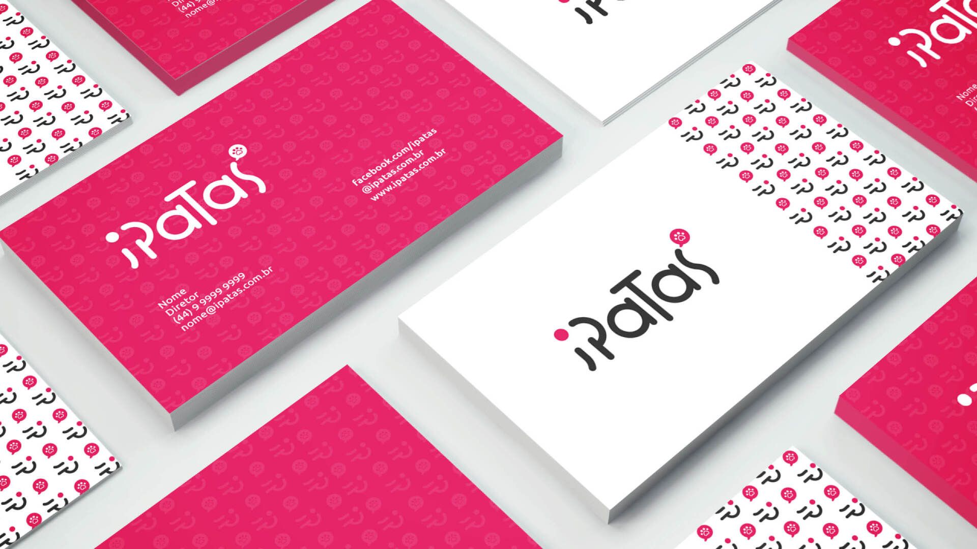 Cartões de visita com design rosa e branco. Os cartões apresentam o logotipo