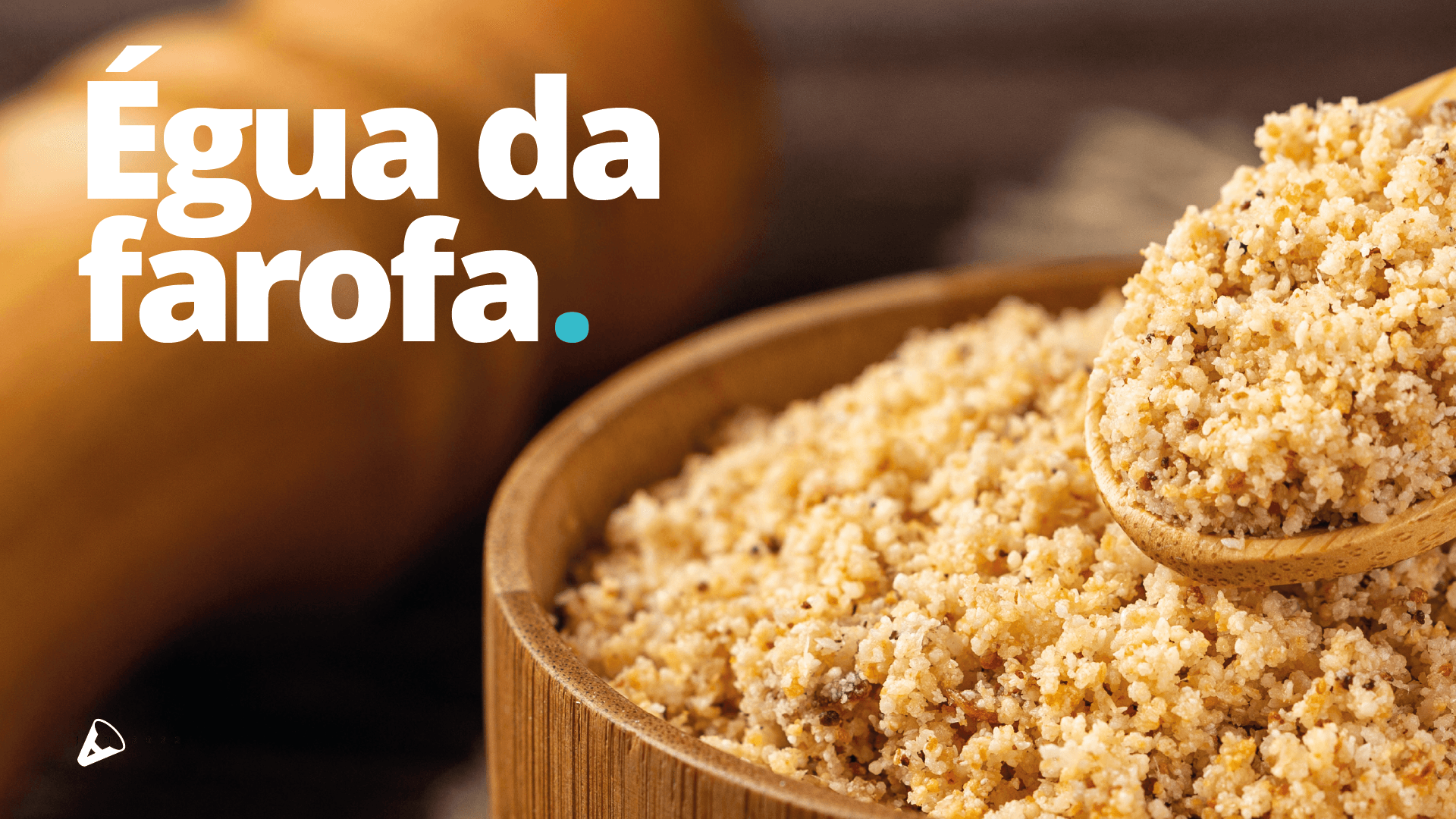 Há uma tigela de comida com uma colher dentro.