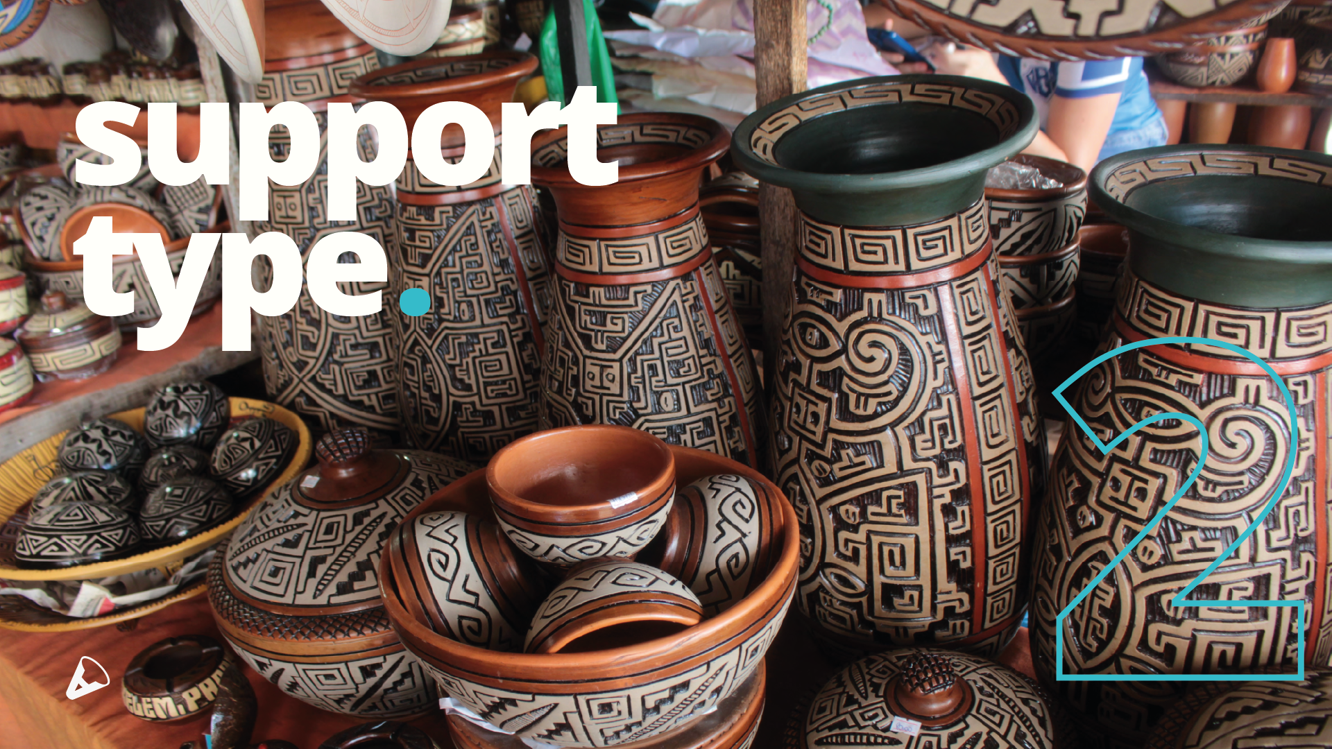 Um monte de vasos estão sobre uma mesa com as palavras tipo de suporte acima deles
