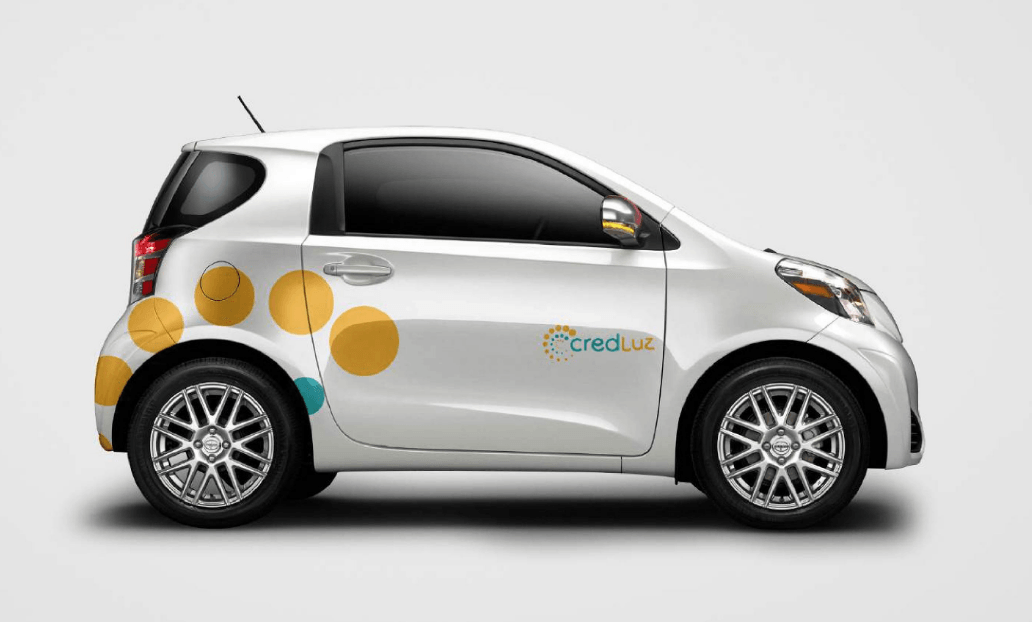 Toyota iQ branco com círculos amarelos, linhas azul-petróleo e o logotipo