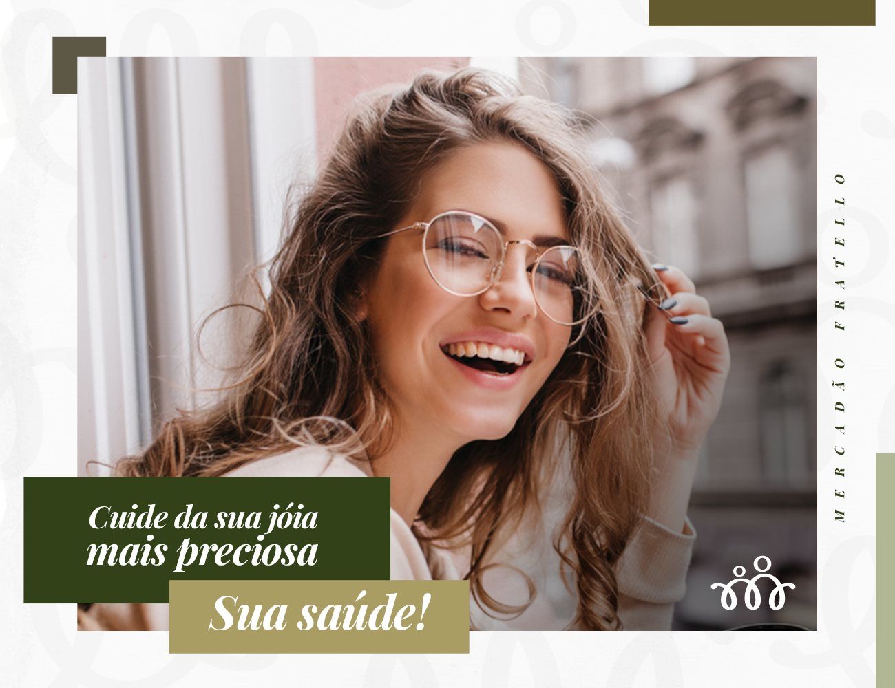 Uma mulher usando óculos está sorrindo e olhando pela janela.