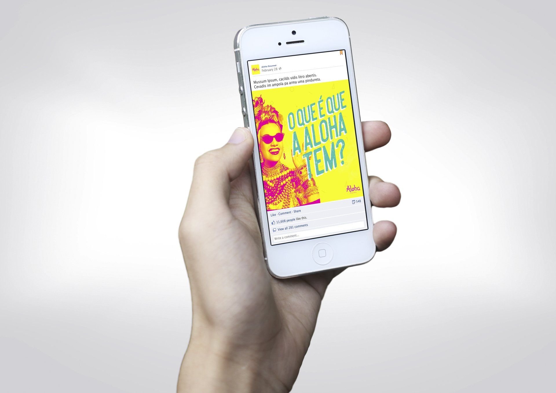 Mão segurando um smartphone exibindo uma publicação em uma rede social com um desenho colorido de uma mulher e texto em português.