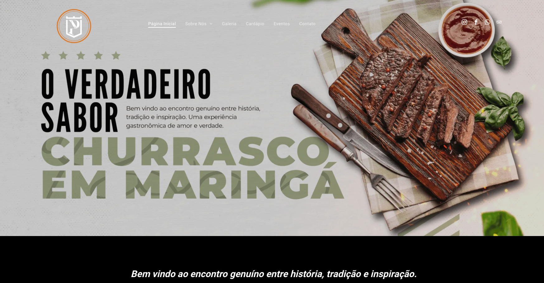 Bife grelhado em uma tábua de madeira com uma tigela de molho, promovendo o churrasco em Maringá.