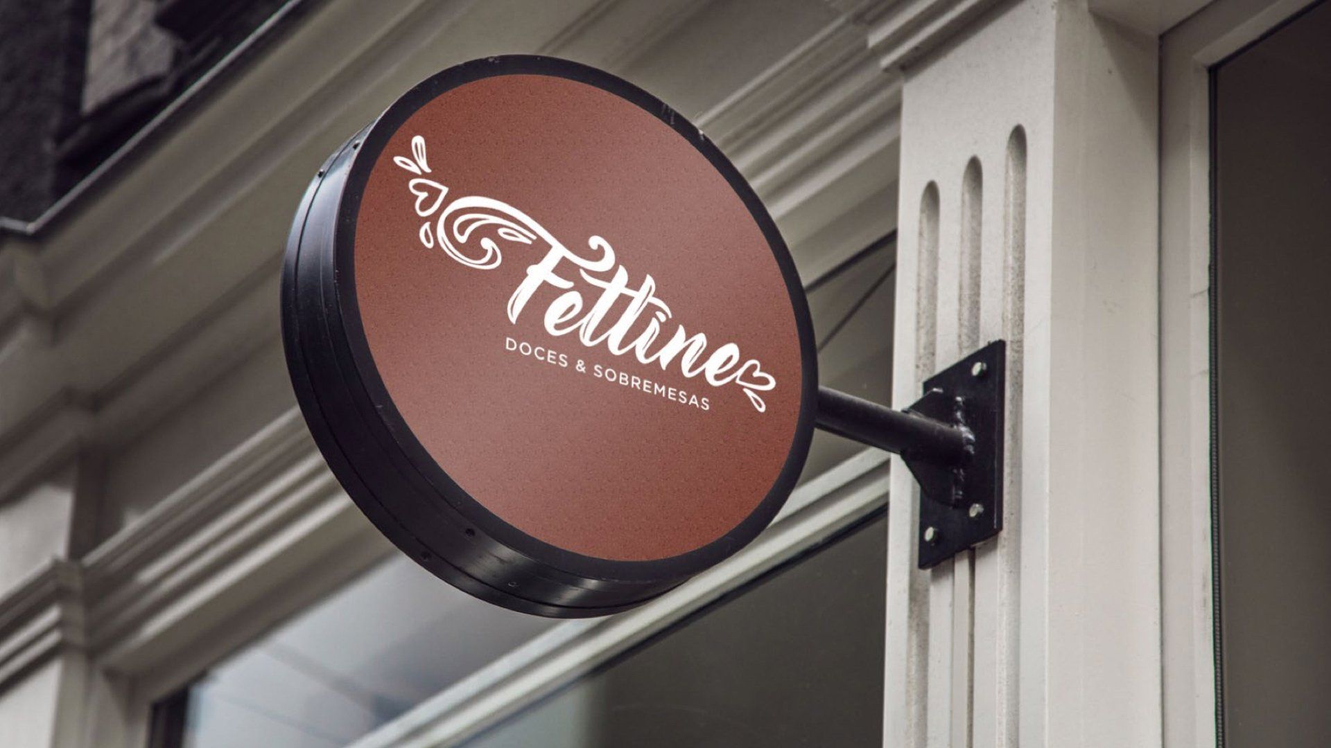 Placa redonda marrom de um café com o nome