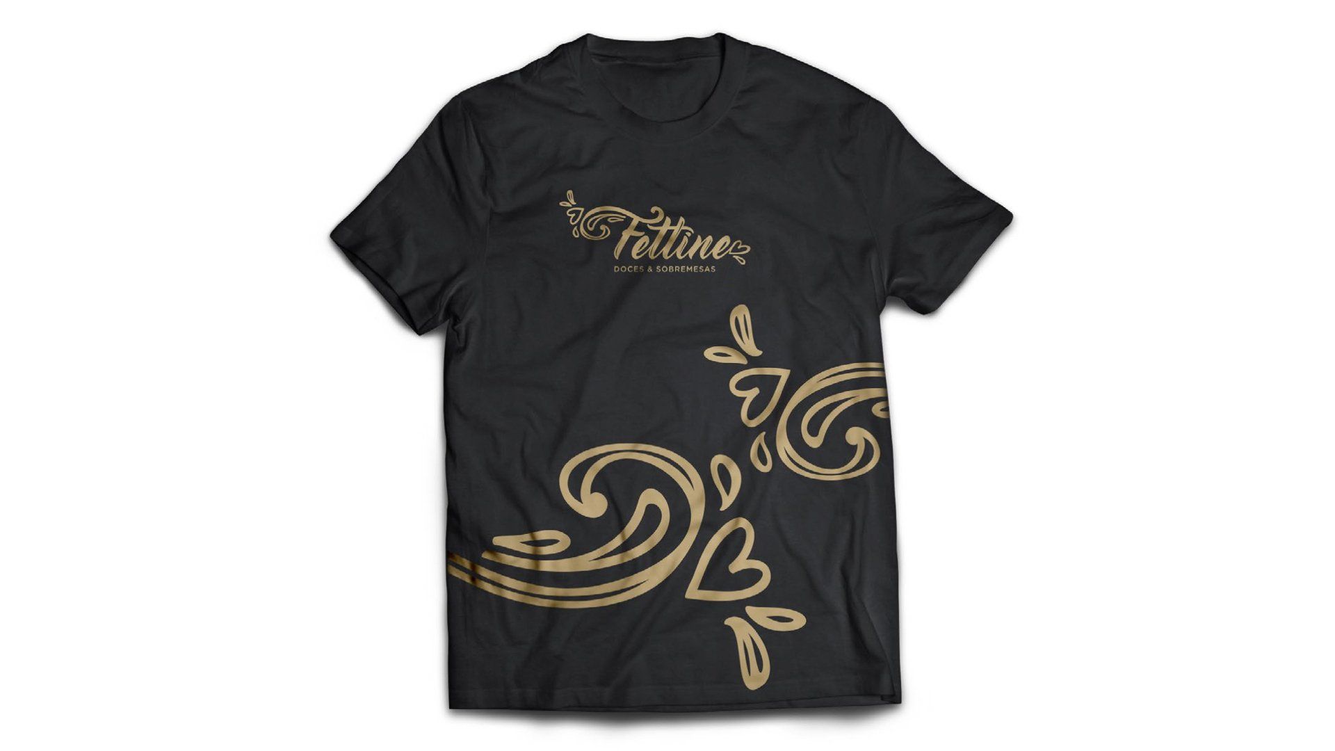 Uma camiseta preta com um desenho dourado