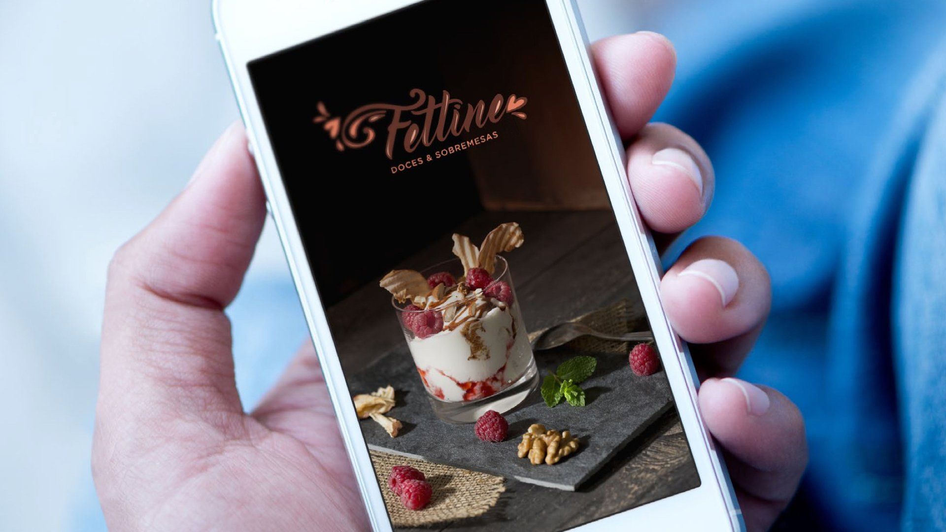 Uma pessoa está segurando um celular com uma foto de uma sobremesa na tela.