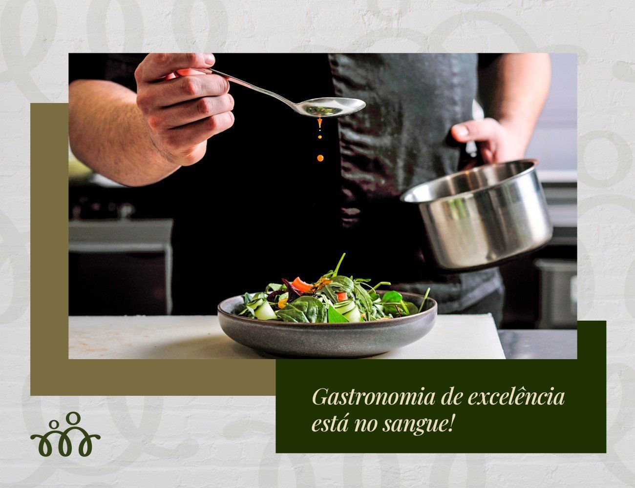 Um homem está despejando molho em uma salada com uma colher