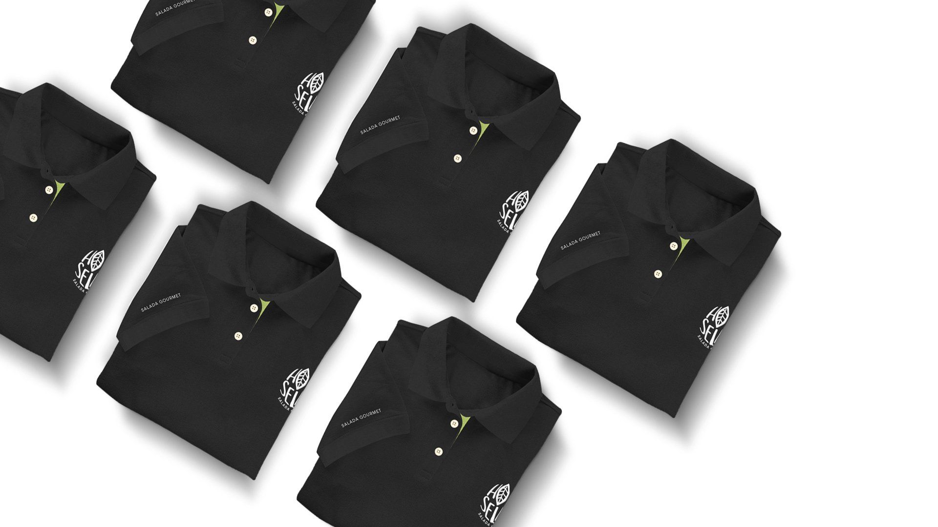 Arranjo de seis camisas polo pretas dobradas com logotipos brancos, sobre um fundo branco.
