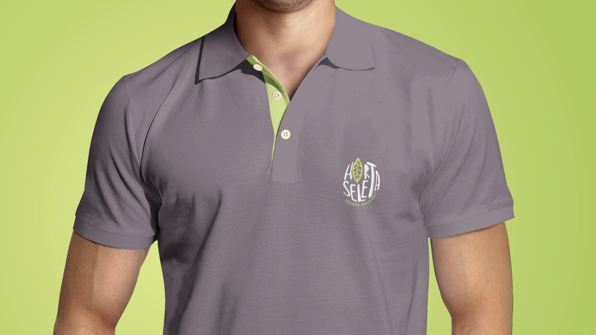 Homem vestindo uma camisa polo cinza com gola verde-claro e logotipo bordado em um fundo verde-limão.