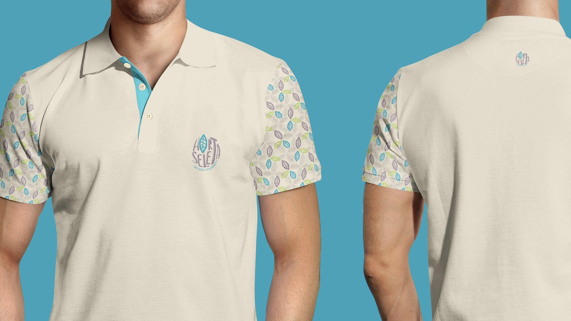 Homem vestindo uma camisa polo creme com mangas estampadas, forro de gola azul-petróleo e um brasão bordado. O fundo é azul-petróleo claro.