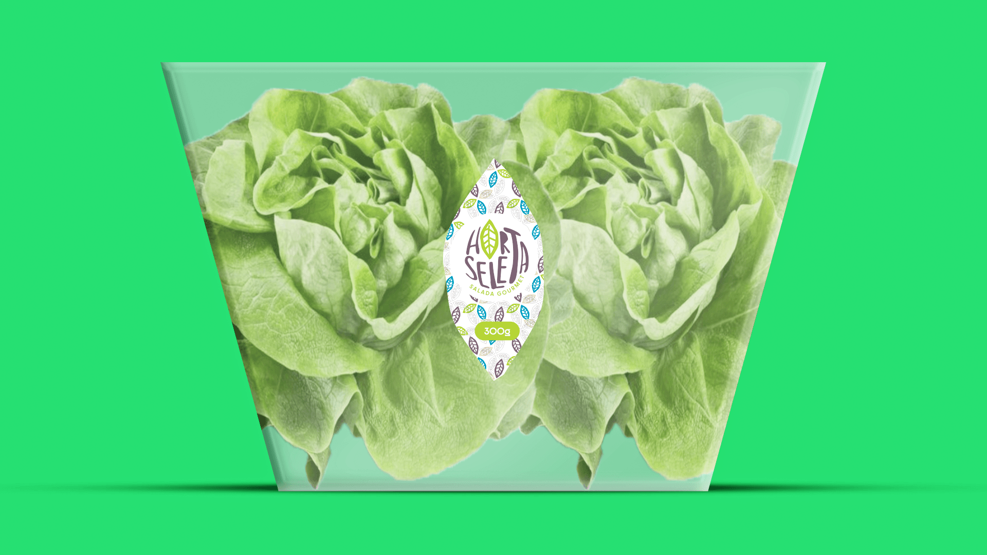Um recipiente com cabeças de alface verde com um rótulo de produto sobre um fundo verde.