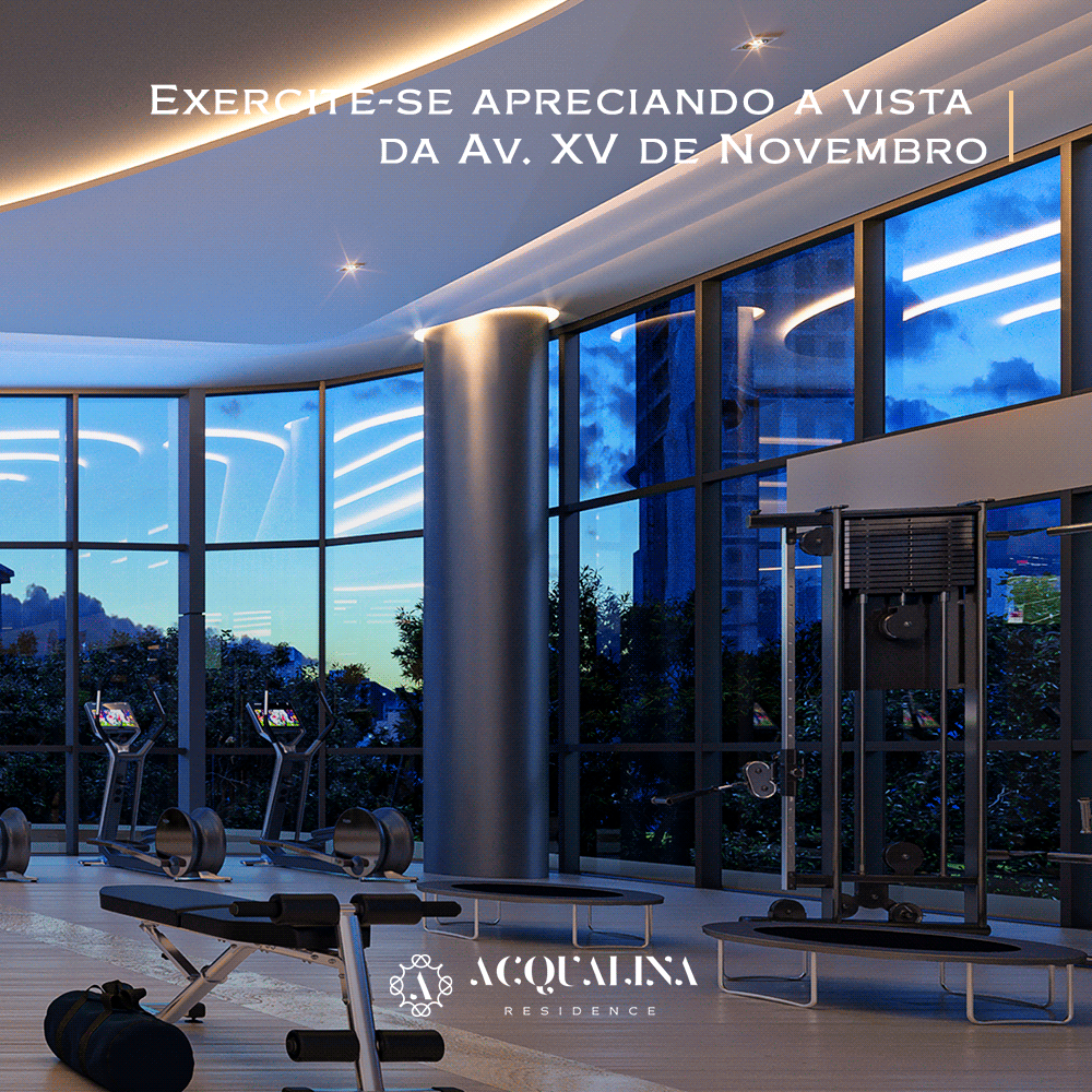 Academia com vista para os prédios da cidade ao entardecer. Equipamentos de ginástica em destaque, com iluminação azul e texto.