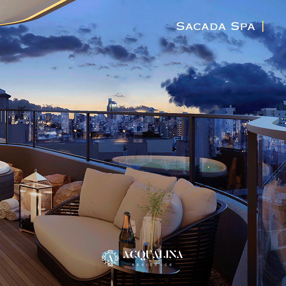 Varanda do spa na cobertura ao entardecer, com assentos, lanterna e vista para a cidade. O texto diz