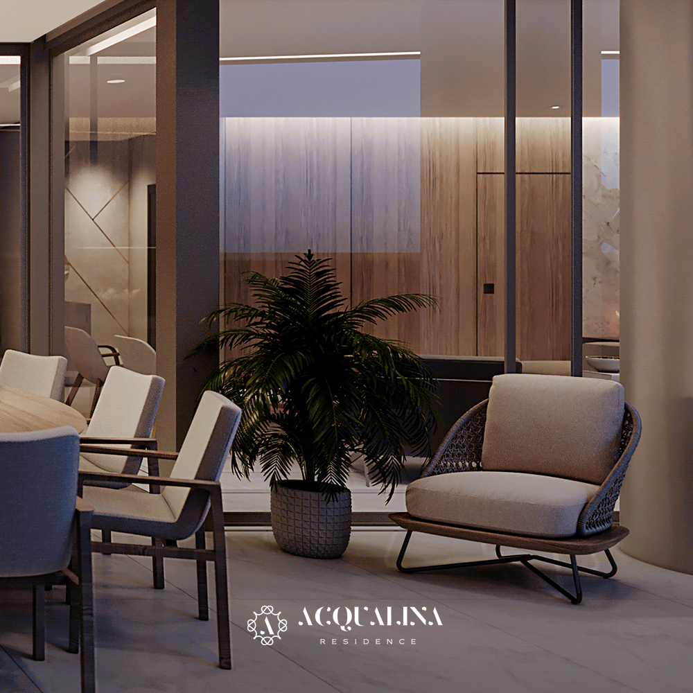 Uma aconchegante área de estar ao ar livre ao anoitecer com uma planta em vaso, poltrona e mesa de jantar.