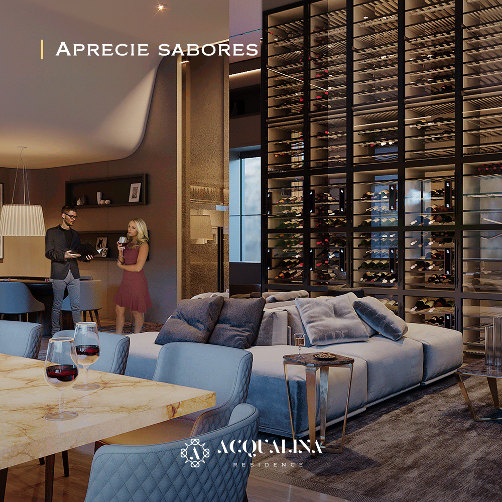 Luxuosa sala de estar com grande exposição de vinhos, casal conversando ao fundo e mesa posta com taças de vinho.