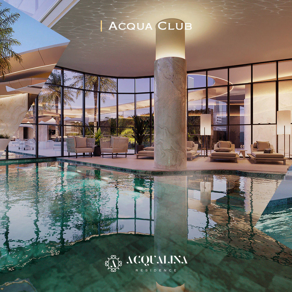 Piscina coberta com coluna de mármore, vista para mesas ao ar livre e janelas amplas. Texto