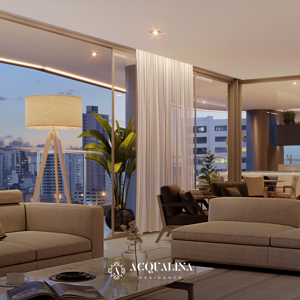 Uma sala de estar moderna com vista para a cidade ao entardecer. Os detalhes incluem móveis em tons neutros, uma luminária de chão grande e um vaso de planta.