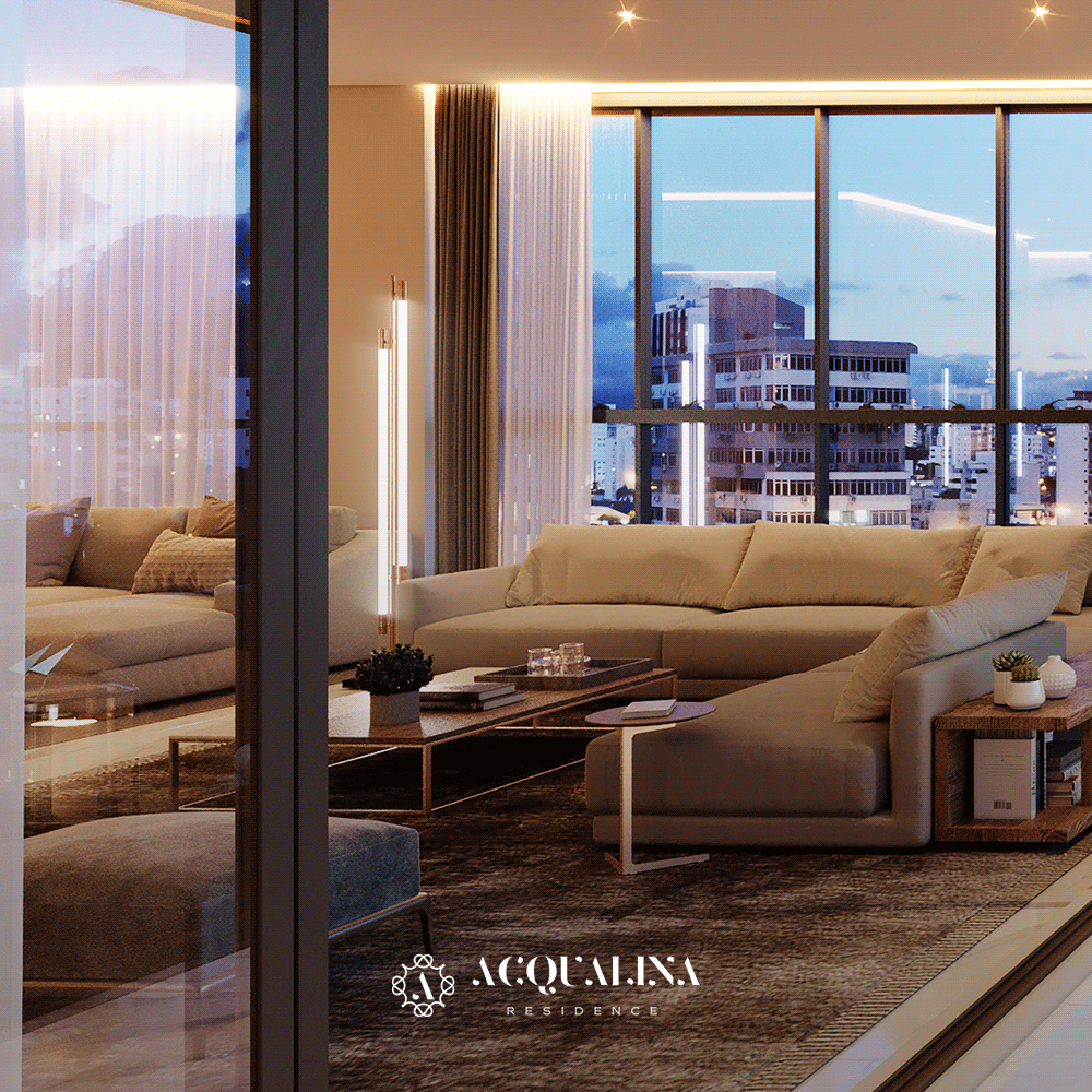 Uma luxuosa sala de estar com sofás bege, um tapete escuro e vista da cidade através de grandes janelas ao anoitecer.