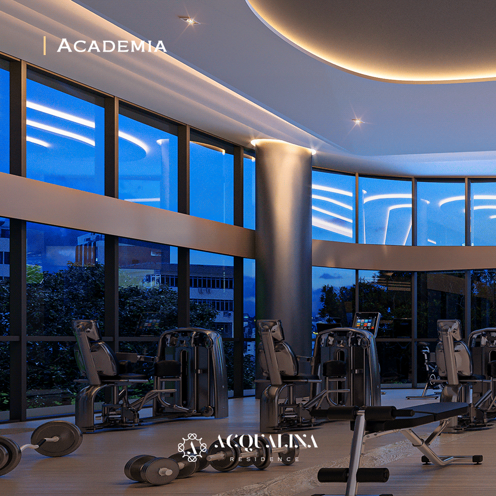 Interior da academia com equipamentos de ginástica, janelas grandes e vista da cidade ao anoitecer.