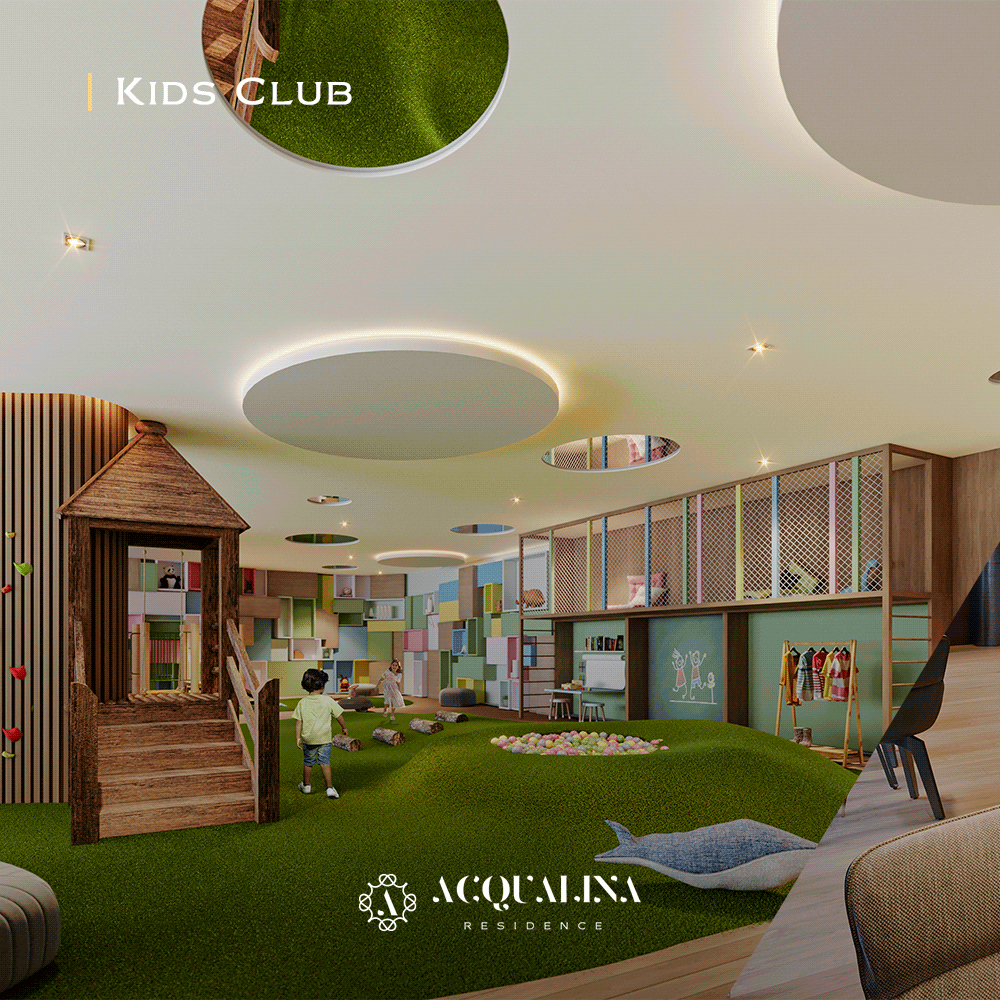 Um clube infantil com grama sintética, uma casinha de madeira e decorações coloridas nas paredes. Uma criança está perto da casinha.