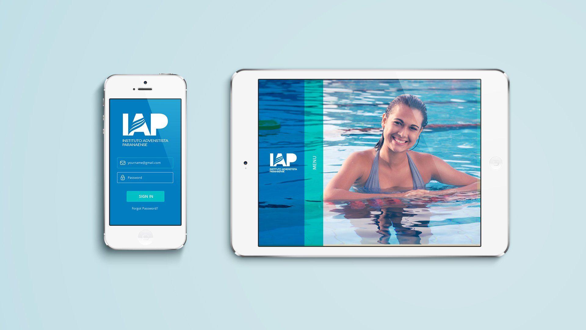Smartphone e tablet mostrando uma mulher em uma piscina; ambos os dispositivos exibem o mesmo logotipo do aplicativo azul e branco.
