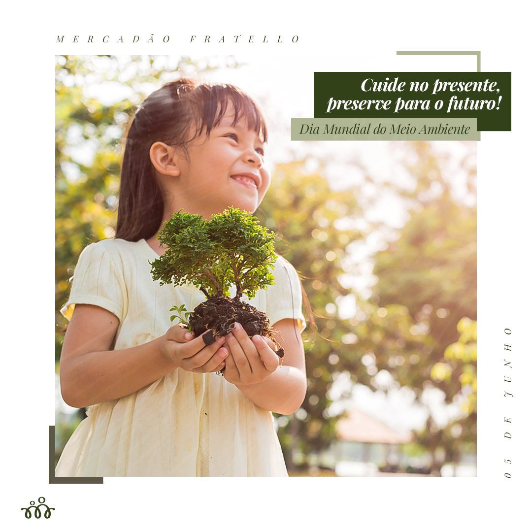 Uma menina está segurando uma pequena árvore em suas mãos.