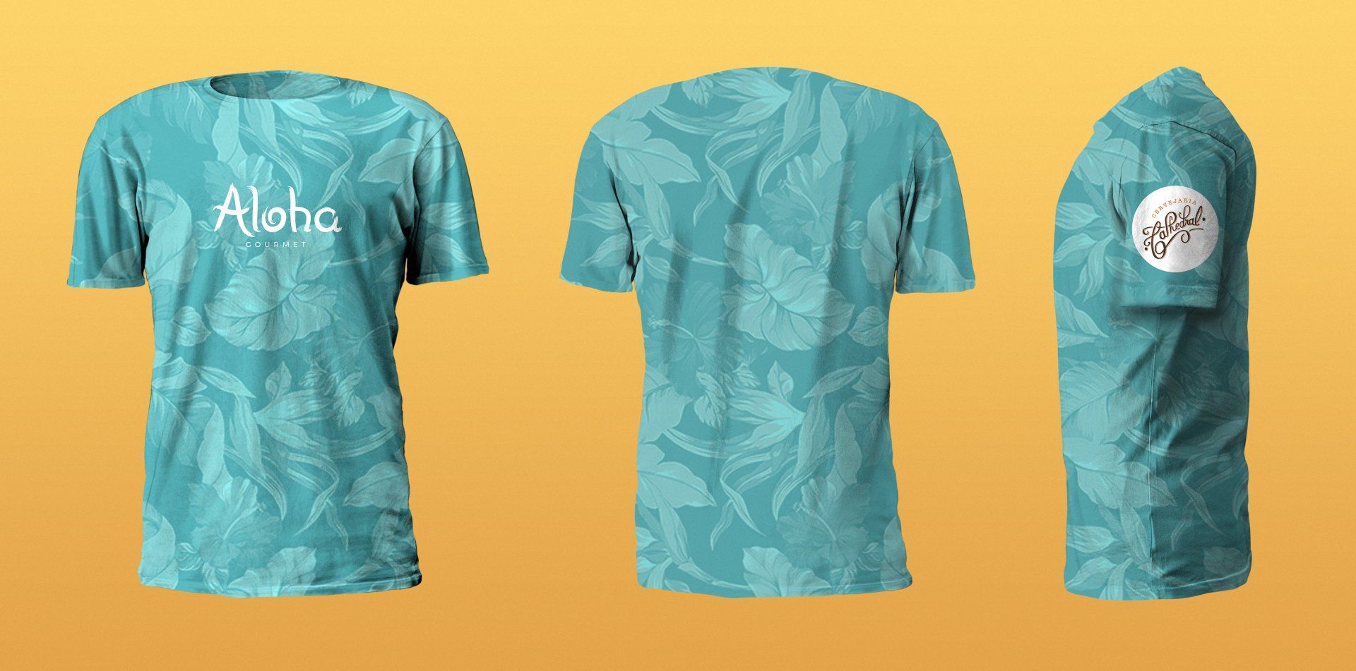 Três visualizações de uma camiseta azul-petróleo com estampa floral. A frente tem