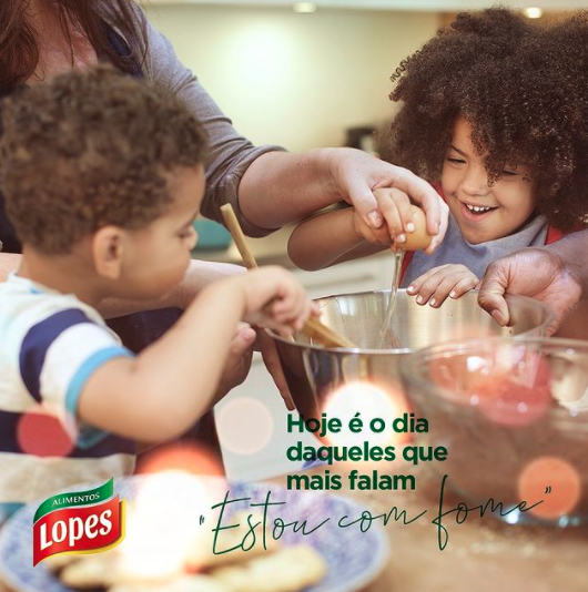 Um anúncio de lopes mostra uma mulher e duas crianças preparando comida