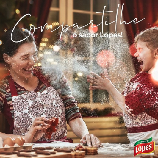 Uma mulher e uma criança estão brincando com farinha na cozinha.