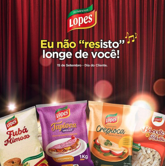 Vários sacos de comida de lopes são exibidos em frente a uma cortina vermelha