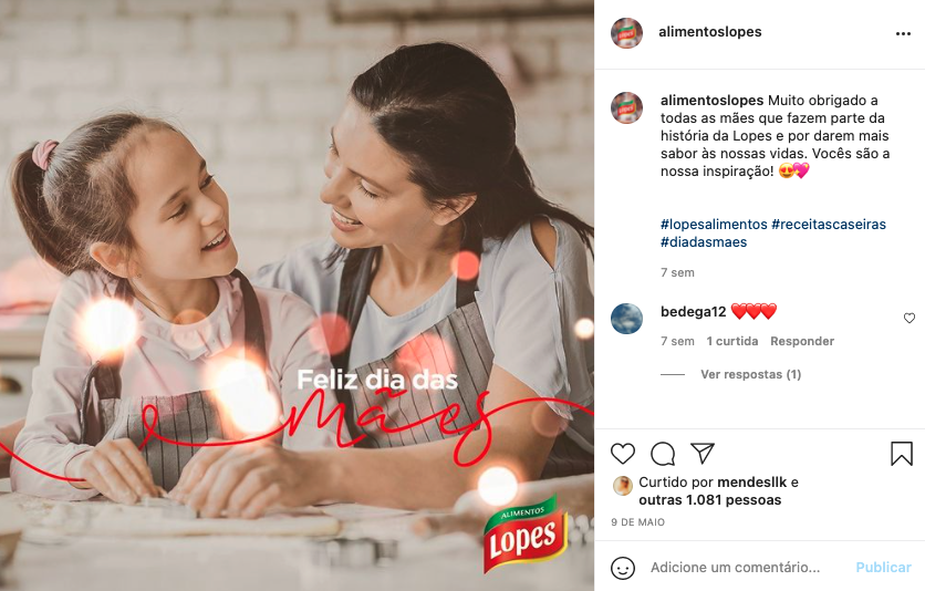 Uma mulher e uma menina estão sentadas uma ao lado da outra em uma cozinha.