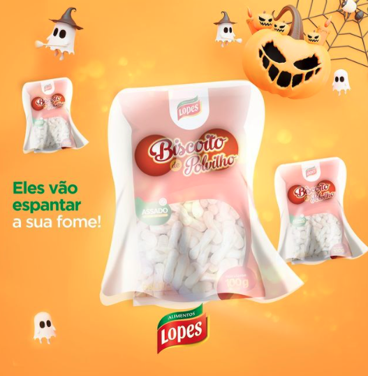 Um pacote de biscoito santos está cercado por fantasmas e abóboras