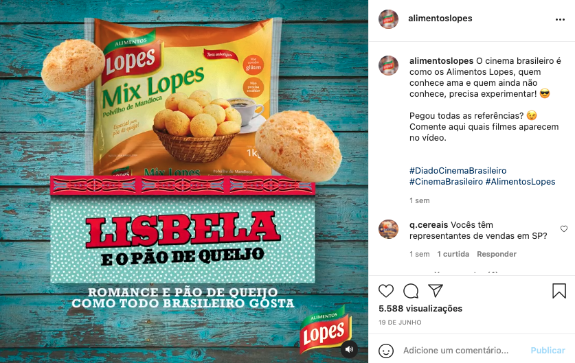 Um saco de mix lopes está em cima de uma mesa de madeira.