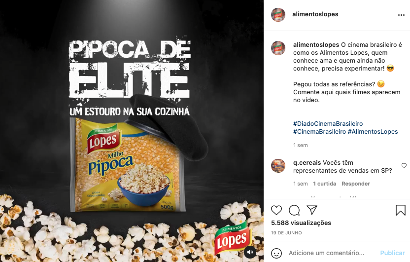 Um saco de pipoca está em cima de uma mesa ao lado de uma tigela de pipoca.