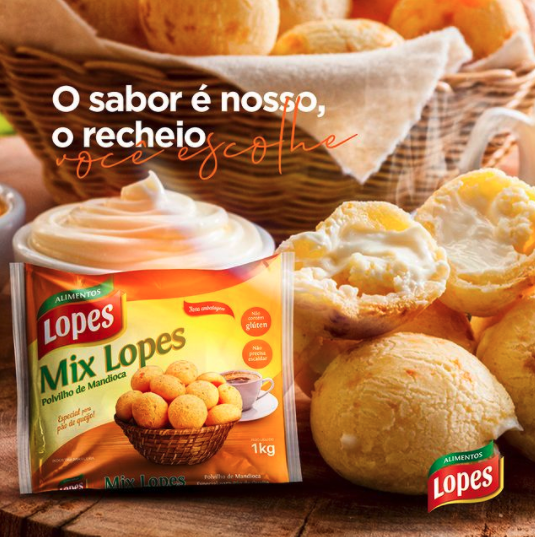 Um saco de mix lopes fica ao lado de uma cesta de comida