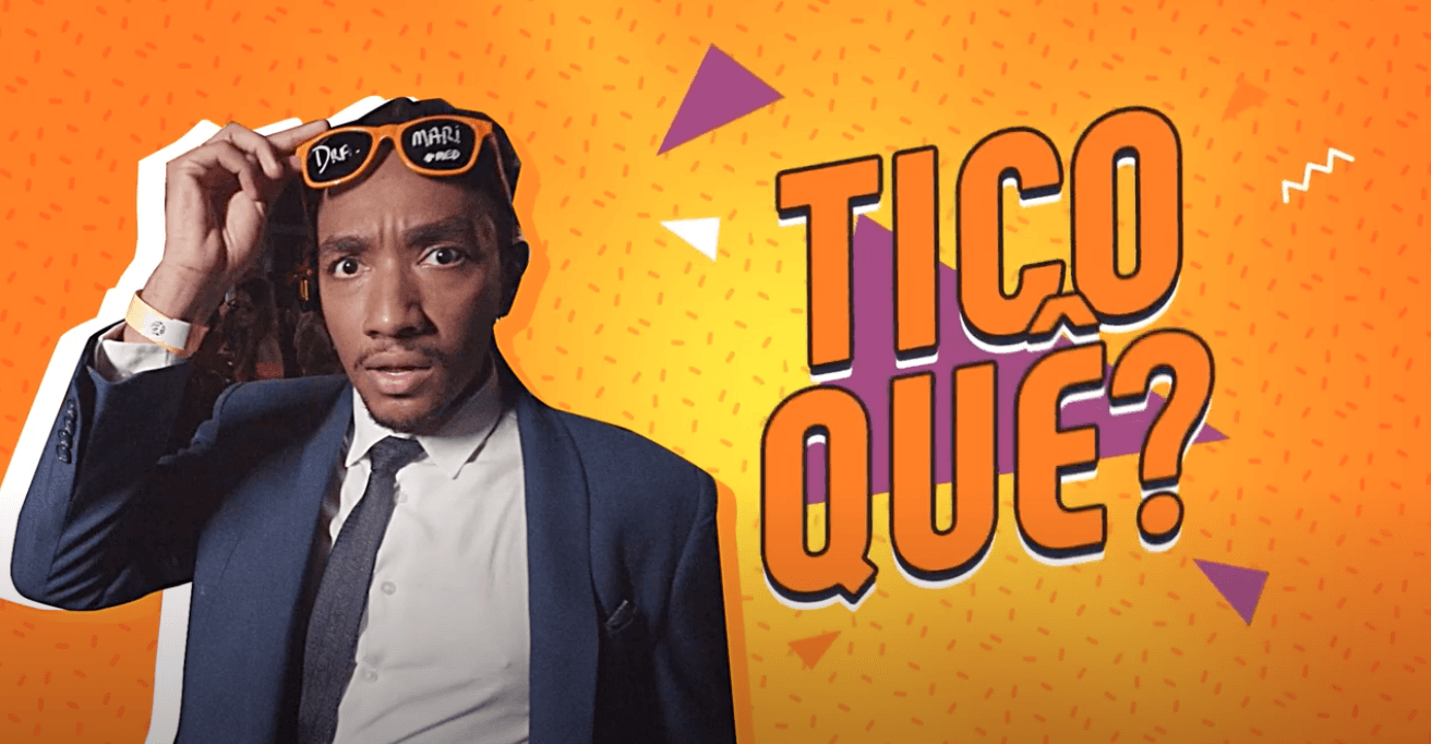 Homem de terno segurando óculos de sol com a inscrição