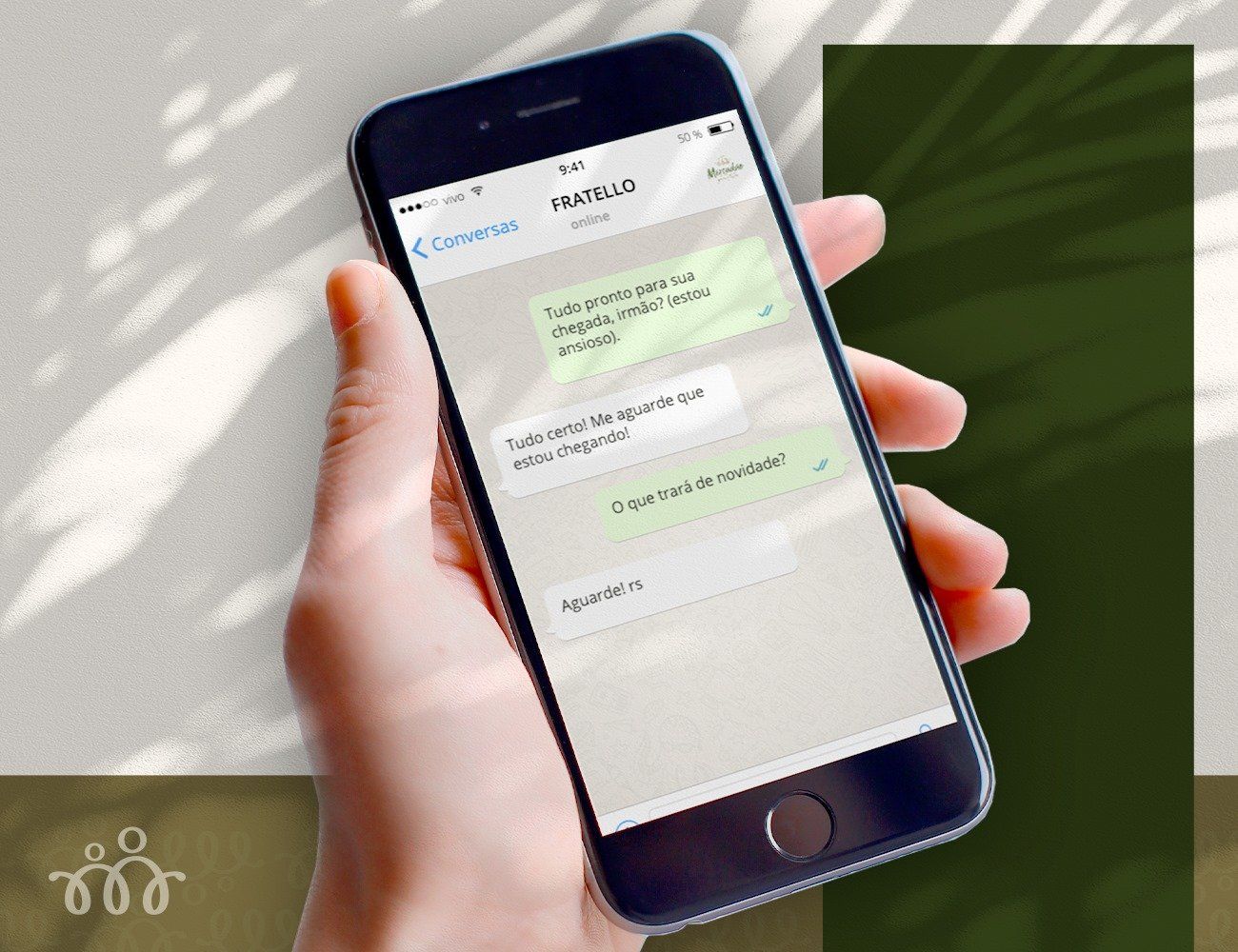 Uma pessoa está segurando um celular na mão.